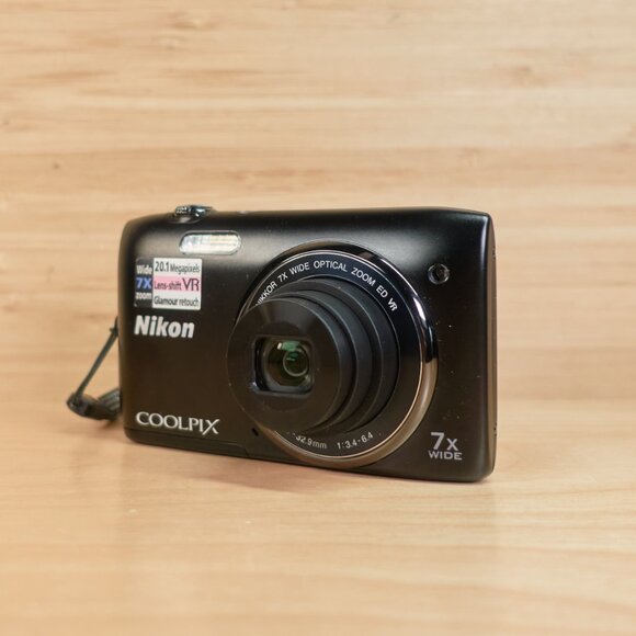 Nikon Coolpix S3500 Digital Camera / 20.1MP / 7x Optical Zoom / Black / Tested - Picture 1 of 7